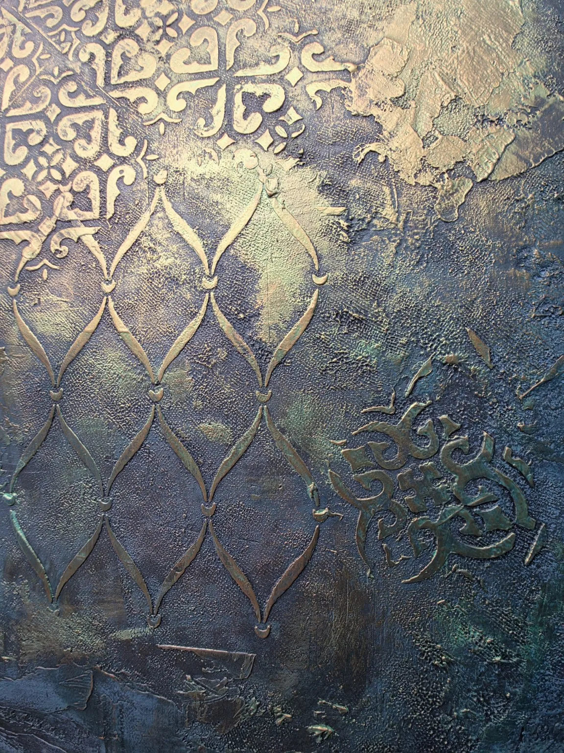 Kék–bronz dekorfal geometrikus és ornamentális motívumokkal